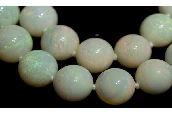 10月生日石─蛋白石 Opal - 翩翩起舞的彩色精靈