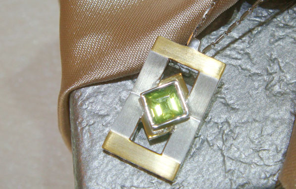 8月生日石─橄欖石 olivine (或peridot) - 太陽的寶石