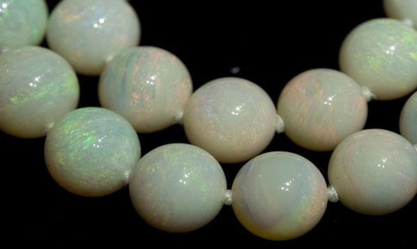 10月生日石─蛋白石 Opal - 翩翩起舞的彩色精靈