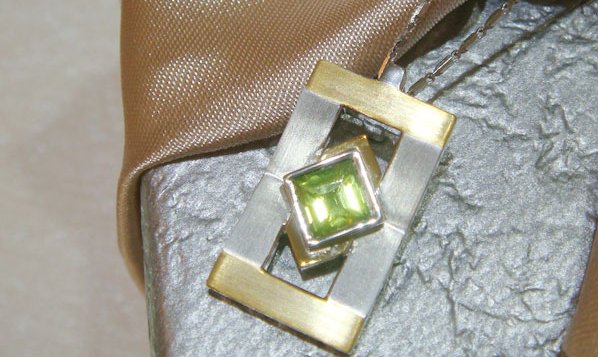 8月生日石─橄欖石 olivine (或peridot) - 太陽的寶石